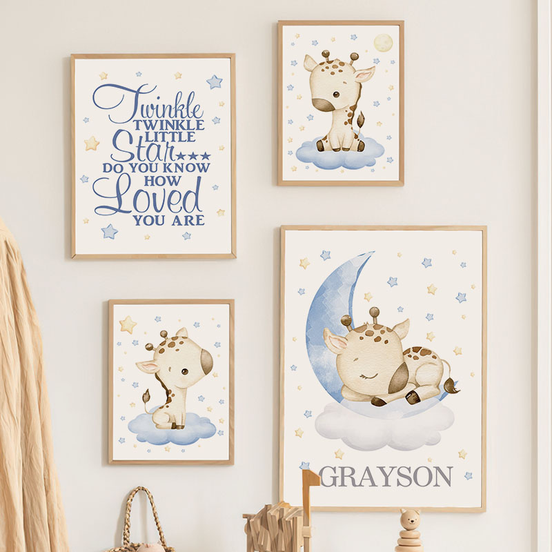 Baby Nursery Giraffe - Niedliche Giraffen-Mond-Wolken-Sterne-Cartoon-Poster und -Drucke im nordischen